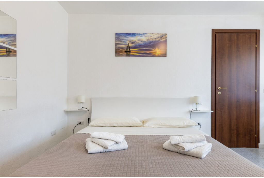 letto in legno color bianco camera tripla (camera n.50)