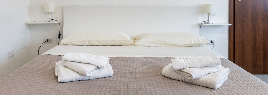 letto in legno color bianco camera tripla (camera n.50)